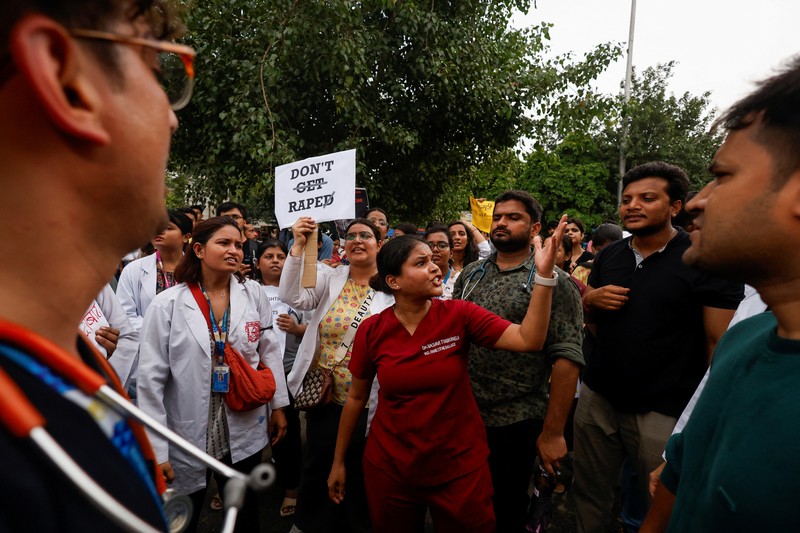 Asosiasi Medis Allahabad (AMA) dan dokter residen Rumah Sakit SRN menyalakan lilin dan berjalan dalam aksi unjuk rasa menentang dugaan pemerkosaan dan pembunuhan seorang dokter magang di sebuah rumah sakit pemerintah minggu lalu, di Prayagraj, Uttar Pradesh, India, Sabtu, 17 Agustus 2024. (AP/Rajesh Kumar Singh)