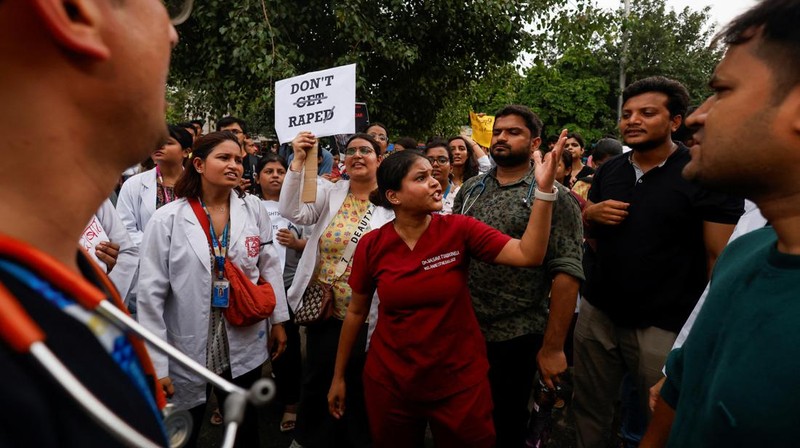 Asosiasi Medis Allahabad (AMA) dan dokter residen Rumah Sakit SRN menyalakan lilin dan berjalan dalam aksi unjuk rasa menentang dugaan pemerkosaan dan pembunuhan seorang dokter magang di sebuah rumah sakit pemerintah minggu lalu, di Prayagraj, Uttar Pradesh, India, Sabtu, 17 Agustus 2024. (AP/Rajesh Kumar Singh)