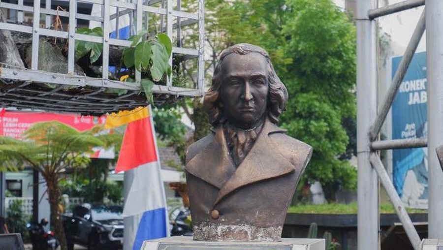 Patung Herman Willem Daendels, Pelopor Jalan Anyer-Panarukan. (Foto: Cornelis Jonathan Sopamena)