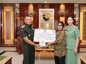 Keluarga Danramil Aradide Korban Gugur Ditembak OPM di Paniai Diberi Santunan