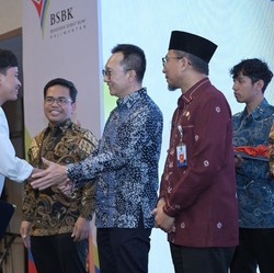 Pertamina Gelar Pengibaran Bendera Bawah Laut hingga Beri Beasiswa
