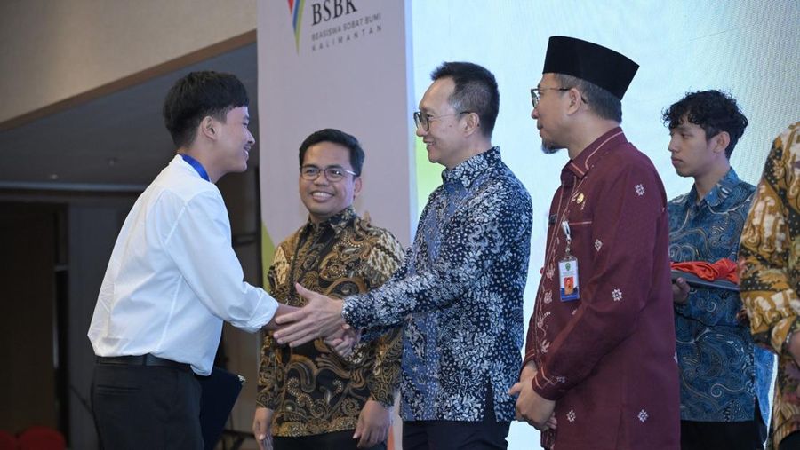 Pertamina Group menggelar berbagai program Tanggung Jawab Sosial dan Lingkungan (TJSL) mulai dari pengibaran bendera merah putih di bawah laut