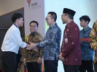 Pertamina Gelar Pengibaran Bendera Bawah Laut hingga Beri Beasiswa