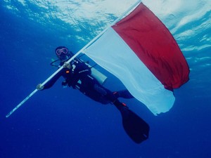 HUT Ke-79 RI, Pertamina Kibarkan Bendera di Bawah Laut-Beri Beasiswa