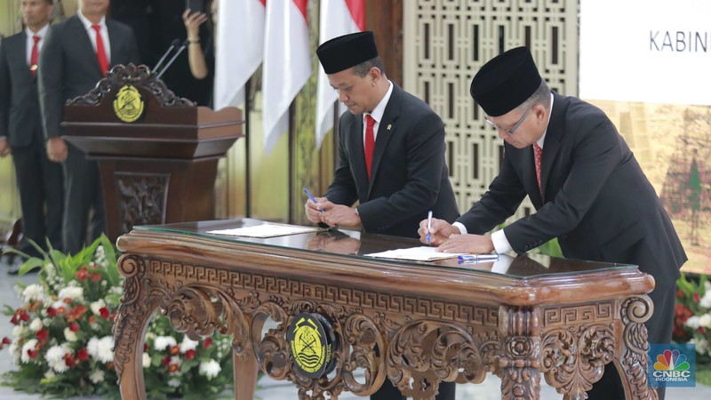 Arifin Tasrif resmi menyerahkan jabatannya sebagai Menteri Energi dan Sumber Daya Mineral kepada Bahlil Lahadalia. Adapun proses penyerahan tonggak kepemimpinan ini dilakukan dalam acara Serah Terima Jabatan (Sertijab) yang berlangsung di Gedung Kementerian (ESDM), Senin (19/8/2024). (CNBC Indonesia/Muhammad Sabki)