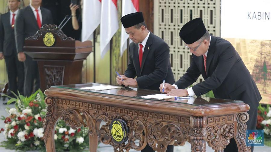 Arifin Tasrif resmi menyerahkan jabatannya sebagai Menteri Energi dan Sumber Daya Mineral kepada Bahlil Lahadalia. Adapun proses penyerahan tonggak kepemimpinan ini dilakukan dalam acara Serah Terima Jabatan (Sertijab) yang berlangsung di Gedung Kementerian (ESDM), Senin (19/8/2024). (CNBC Indonesia/Muhammad Sabki)
