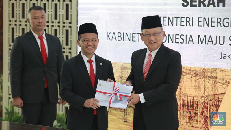 Arifin Tasrif resmi menyerahkan jabatannya sebagai Menteri Energi dan Sumber Daya Mineral kepada Bahlil Lahadalia. Adapun proses penyerahan tonggak kepemimpinan ini dilakukan dalam acara Serah Terima Jabatan (Sertijab) yang berlangsung di Gedung Kementerian (ESDM), Senin (19/8/2024). (CNBC Indonesia/Muhammad Sabki)