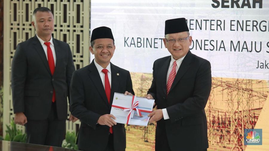 Arifin Tasrif resmi menyerahkan jabatannya sebagai Menteri Energi dan Sumber Daya Mineral kepada Bahlil Lahadalia. Adapun proses penyerahan tonggak kepemimpinan ini dilakukan dalam acara Serah Terima Jabatan (Sertijab) yang berlangsung di Gedung Kementerian (ESDM), Senin (19/8/2024). (CNBC Indonesia/Muhammad Sabki)