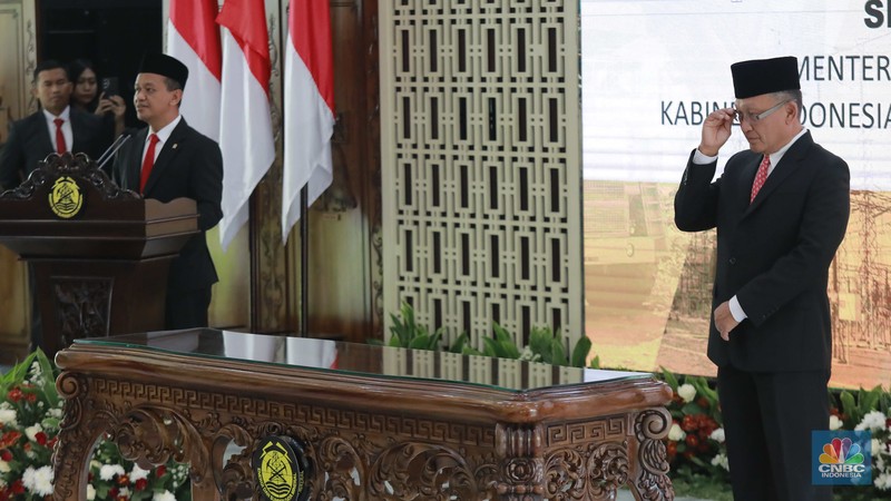 Arifin Tasrif resmi menyerahkan jabatannya sebagai Menteri Energi dan Sumber Daya Mineral kepada Bahlil Lahadalia. Adapun proses penyerahan tonggak kepemimpinan ini dilakukan dalam acara Serah Terima Jabatan (Sertijab) yang berlangsung di Gedung Kementerian (ESDM), Senin (19/8/2024). (CNBC Indonesia/Muhammad Sabki)