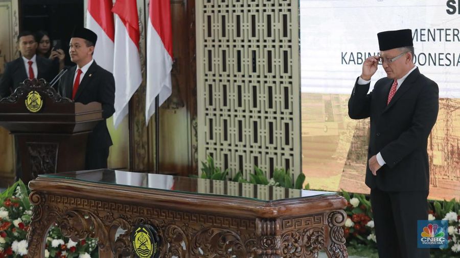 Arifin Tasrif resmi menyerahkan jabatannya sebagai Menteri Energi dan Sumber Daya Mineral kepada Bahlil Lahadalia. Adapun proses penyerahan tonggak kepemimpinan ini dilakukan dalam acara Serah Terima Jabatan (Sertijab) yang berlangsung di Gedung Kementerian (ESDM), Senin (19/8/2024). (CNBC Indonesia/Muhammad Sabki)
