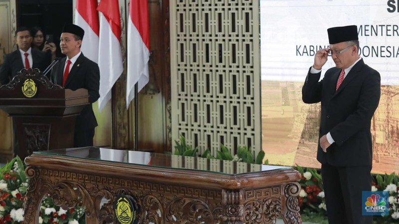 Arifin Tasrif resmi menyerahkan jabatannya sebagai Menteri Energi dan Sumber Daya Mineral kepada Bahlil Lahadalia. Adapun proses penyerahan tonggak kepemimpinan ini dilakukan dalam acara Serah Terima Jabatan (Sertijab) yang berlangsung di Gedung Kementerian (ESDM), Senin (19/8/2024). (CNBC Indonesia/Muhammad Sabki)