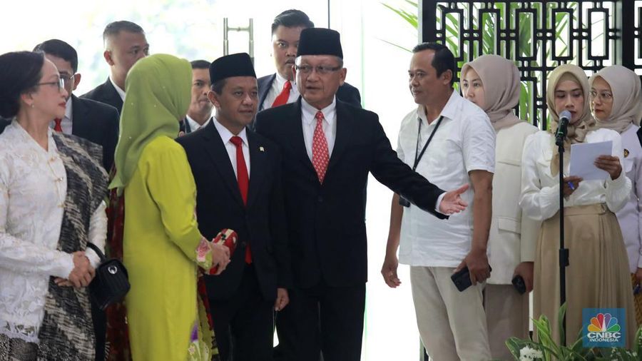 Arifin Tasrif resmi menyerahkan jabatannya sebagai Menteri Energi dan Sumber Daya Mineral kepada Bahlil Lahadalia. Adapun proses penyerahan tonggak kepemimpinan ini dilakukan dalam acara Serah Terima Jabatan (Sertijab) yang berlangsung di Gedung Kementerian (ESDM), Senin (19/8/2024). (²©²ÊÍøÕ¾/Muhammad Sabki)
