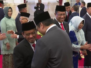 Bahlil dan Airlangga Cipika-cipiki Lalu Salam Komando Usai Reshuflle