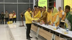 Momen Bahlil Lahadalia Serahkan Formulir Bacaketum Golkar