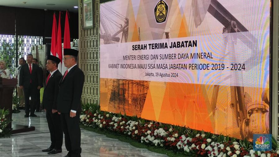Bahlil Lahadalia melakukan serah terima jabatan kepada Menteri Investasi Indonesia yang baru dilantik Presiden Joko Widodo, Rosan Roeslani. (CNBC Indonesia/Verda Nano Setiawan)