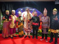 Rayakan HUT RI, Direksi & Staff Bank Jatim Kompak Pakai Busana Adat