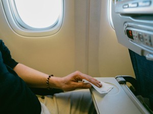 Ini Pentingnya Bawa Tisu Basah Saat Lakukan Penerbangan