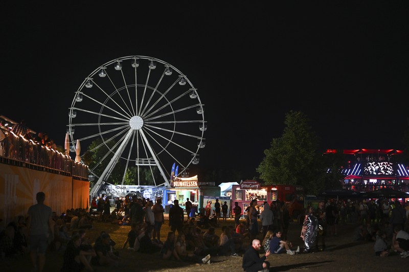 Petugas pemadam kebakaran berupaya memadamkan api di bianglala festival musik di Jerman pada Sabtu (17/8/2024), yang mengakibatkan sedikitnya lima orang terluka. Petugas pemadam kebakaran berupaya memadamkan api di bianglala festival musik di Jerman pada Sabtu (17/8/2024), yang mengakibatkan sedikitnya lima orang terluka. (Tangkapan Layar Video Reuters/Newss)
