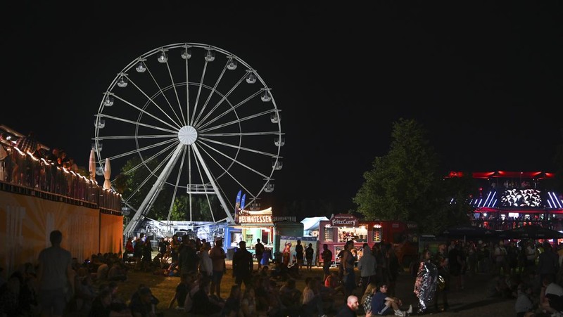 Petugas pemadam kebakaran berupaya memadamkan api di bianglala festival musik di Jerman pada Sabtu (17/8/2024), yang mengakibatkan sedikitnya lima orang terluka. (Tangkapan Layar Video Reuters/Newss)