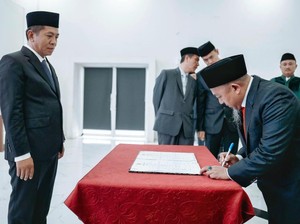Terapkan Sistem Manajemen Talenta, Bupati Karawang Lantik 5 Pejabat Baru