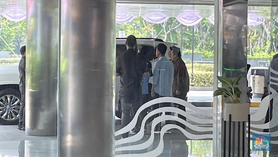Calon Wakil Presiden terpilih Gibran Rakabuming Raka mengunjungi Kementerian Badan Usaha Milik Negara (BUMN) untuk bertemu Menteri BUMN Erick Thohir pada hari ini Senin (19/8/2024). (CNBC Indonesia/Romys Binekasri)