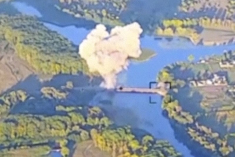 Dalam rekaman yang dirilis oleh angkatan bersenjata Ukraina pada hari Minggu, 18 Agustus 2024, asap mengepul yang dikatakan menunjukkan hancurnya jembatan utama di wilayah Kursk Rusia. Dalam rekaman yang dirilis oleh angkatan bersenjata Ukraina pada hari Minggu, 18 Agustus 2024, asap mengepul yang dikatakan menunjukkan hancurnya jembatan utama di wilayah Kursk Rusia. Ukraina telah menghancurkan jembatan utama di wilayah Kursk Rusia dan menyerang jembatan kedua di dekatnya, kurang dari dua minggu setelah serangan lintas perbatasannya yang mengejutkan, mengganggu rute pasokan Rusia dan mungkin mengisyaratkan bahwa pasukannya berencana untuk bertahan. (Ukrainian Armed Force via AP)