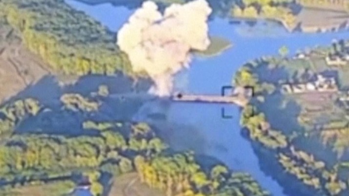 Dalam rekaman yang dirilis oleh angkatan bersenjata Ukraina pada hari Minggu, 18 Agustus 2024, asap mengepul yang dikatakan menunjukkan hancurnya jembatan utama di wilayah Kursk Rusia. Ukraina telah menghancurkan jembatan utama di wilayah Kursk Rusia dan menyerang jembatan kedua di dekatnya, kurang dari dua minggu setelah serangan lintas perbatasannya yang mengejutkan, mengganggu rute pasokan Rusia dan mungkin mengisyaratkan bahwa pasukannya berencana untuk bertahan. (Ukrainian Armed Force via AP)