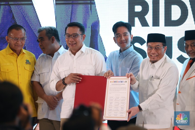 Deklarasi dukungan kepada RIwdwan Kamil dan Suswono sebagai calon Gubernur dan Wakil Gubernur DKI Jakarta di Golden Ballroom, Hotel Sultan, Jakarta, Senin (19/8/2024). (CNBC Indonesia/Tri Susilo) Deklarasi dukungan kepada RIwdwan Kamil dan Suswono sebagai calon Gubernur dan Wakil Gubernur DKI Jakarta di Golden Ballroom, Hotel Sultan, Jakarta, Senin (19/8/2024). (CNBC Indonesia/Tri Susilo)
