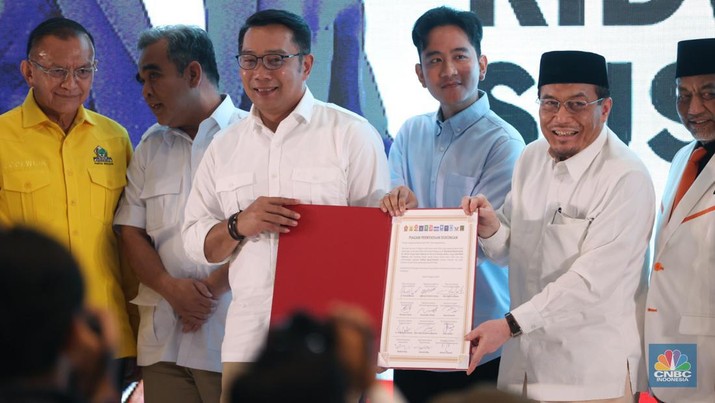 Deklarasi dukungan kepada RIwdwan Kamil dan Suswono sebagai calon Gubernur dan Wakil Gubernur DKI Jakarta di Golden Ballroom, Hotel Sultan, Jakarta, Senin (19/8/2024). (CNBC Indonesia/Tri Susilo)