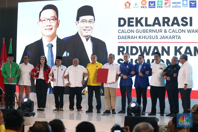 Deklarasi dukungan kepada RIwdwan Kamil dan Suswono sebagai calon Gubernur dan Wakil Gubernur DKI Jakarta di Golden Ballroom, Hotel Sultan, Jakarta, Senin (19/8/2024). (CNBC Indonesia/Tri Susilo) Deklarasi dukungan kepada RIwdwan Kamil dan Suswono sebagai calon Gubernur dan Wakil Gubernur DKI Jakarta di Golden Ballroom, Hotel Sultan, Jakarta, Senin (19/8/2024). (CNBC Indonesia/Tri Susilo)