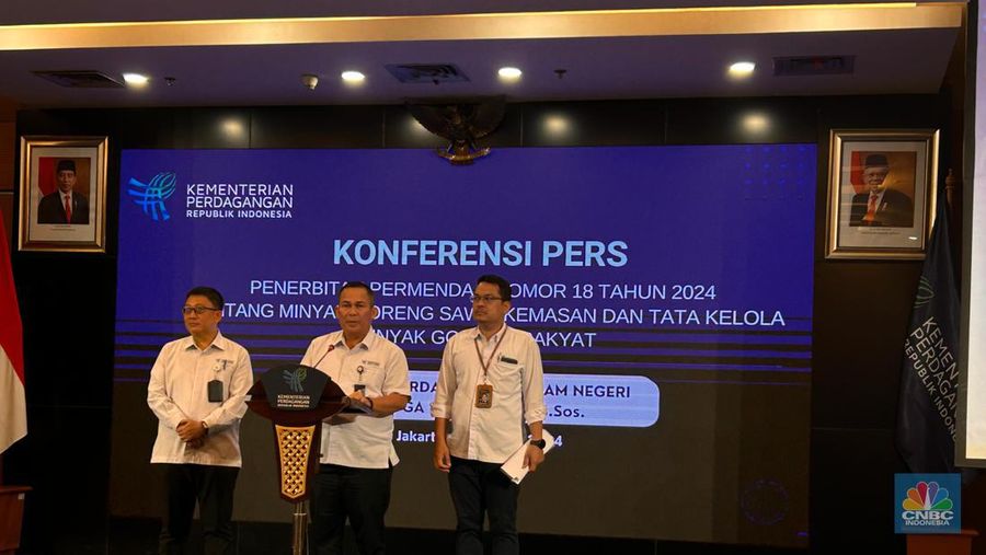 Dirjen Perdagangan Dalam Negeri Kemendag Moga Simatupang saat Konferensi Pers tentang Penerbitan Permendag No 18/2024 di Jakarta, Senin (19/8/2024). (CNBC Indonesia/Zefanya Aprilia)