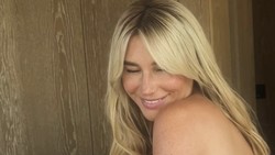 Kesha Pamer Foto Tanpa Busana, Ngaku Bosan Pakai Baju