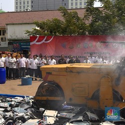 Mendag Zulhas Musnahkan Barang Impor Ilegal Rp20 Miliar