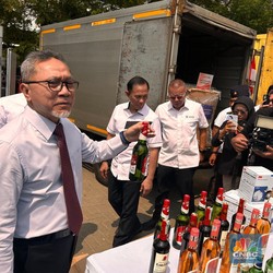 Daftar Barang Ilegal Rp20 M Digilas Habis: Ada Miras, Ban Sampai HP