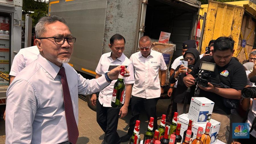 Mendag Zulkifli Hasan pimpin pemusnahan barang tak sesuai ketentuan di Jakarta, Senin (19/8/2024). (CNBC Indonesia/Zefanya Aprilia)