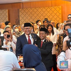 Senyum Merekah Bahlil Dipuji Rosan Roeslani, Calon Ketum Golkar!