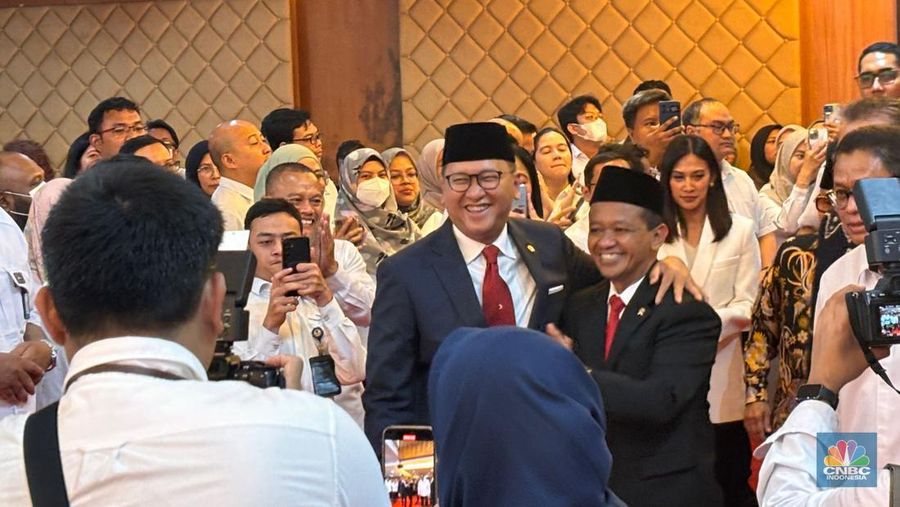 Menteri Investasi/Kepala Badan Koordinasi Penanaman Modal (BKPM), Rosan Perkasa Roeslani berfoto bersama mantan Menteri Investasi/BKPM, Bahlil Lahadalia usai dilantik Presiden Joko Widodo. (CNBC Indonesia/Firda Dwi Muliawati)
