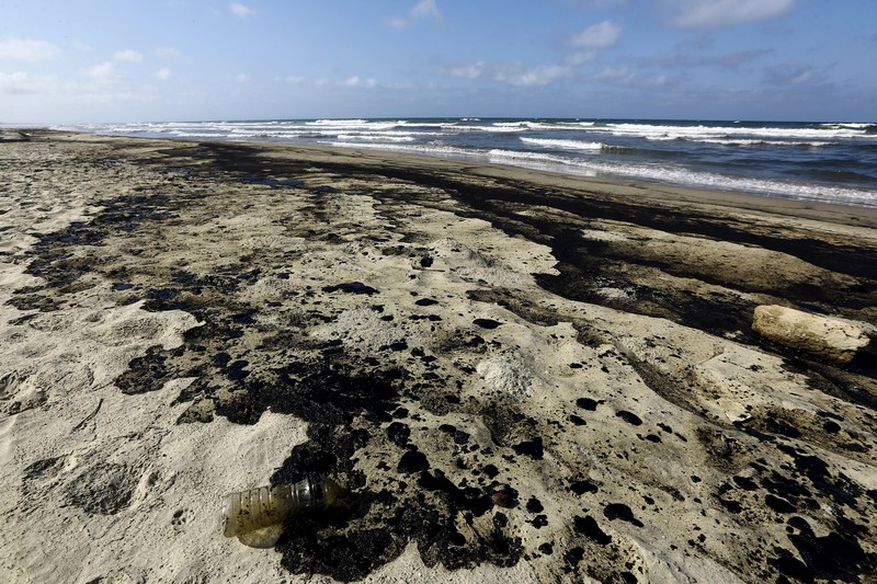 Tumpahan minyak terlihat di laut dan menutupi bebatuan di pantai dekat kilang minyak negara Venezuela PDVSA El Palito, di Boca de Aroa, Venezuela 16 Agustus 2024. Tumpahan minyak terlihat di laut dan menutupi bebatuan di pantai dekat kilang minyak negara Venezuela PDVSA El Palito, di Boca de Aroa, Venezuela 16 Agustus 2024. (REUTERS/Juan Carlos Hernandez)