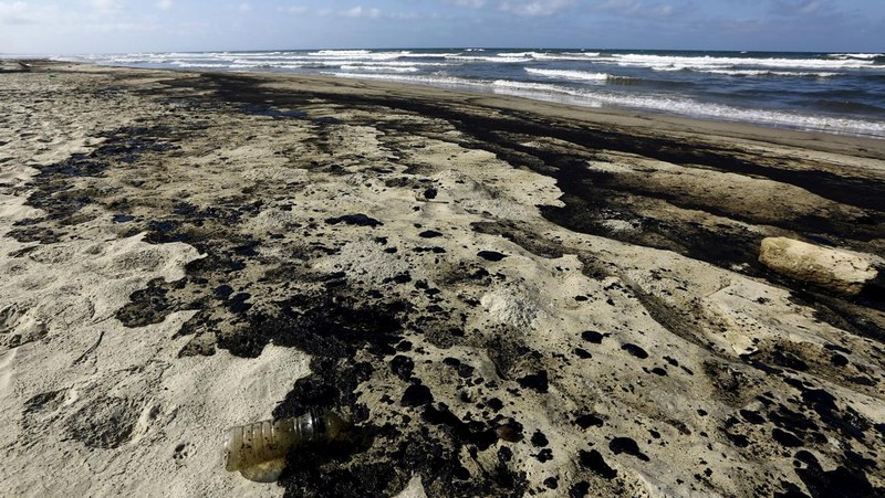 Tumpahan minyak terlihat di laut dan menutupi bebatuan di pantai dekat kilang minyak negara Venezuela PDVSA El Palito, di Boca de Aroa, Venezuela 16 Agustus 2024. (REUTERS/Juan Carlos Hernandez)