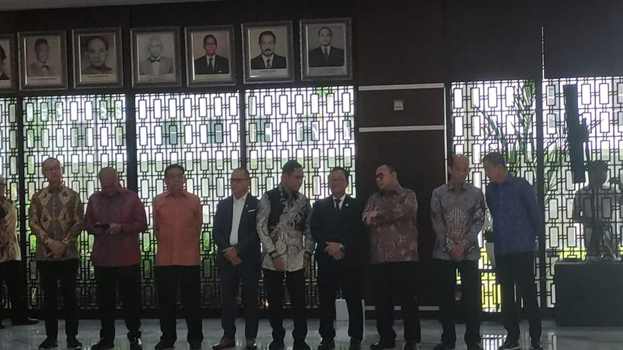 Para Mantan Menteri ESDM hadiri Sertijab Menteri ESDM Baru Bahlil Lahadalia. (CNBC Indonesia/Verda Nano Setiawan)