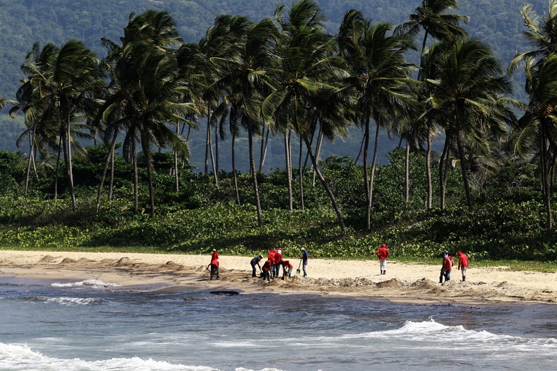 Tumpahan minyak terlihat di laut dan menutupi bebatuan di pantai dekat kilang minyak negara Venezuela PDVSA El Palito, di Boca de Aroa, Venezuela 16 Agustus 2024. Tumpahan minyak terlihat di laut dan menutupi bebatuan di pantai dekat kilang minyak negara Venezuela PDVSA El Palito, di Boca de Aroa, Venezuela 16 Agustus 2024. (REUTERS/Juan Carlos Hernandez)