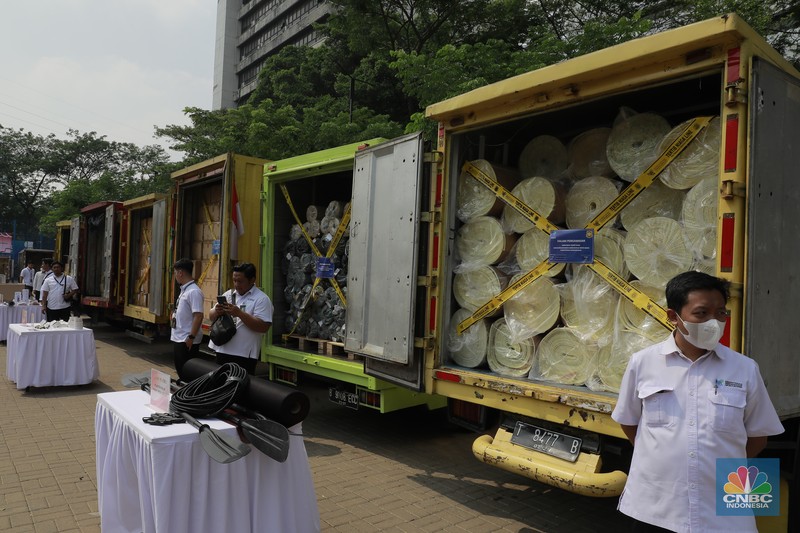 Satuan Tugas (Satgas) Pengawasan Barang Tertentu yang Diberlakukan Tata Niaga Impor memusnahkan barang impor ilegal senilai Rp20.225.000.000 di kawasan kementerian perdagangan, Jakarta, Senin, (19/8/2024). (վ/Muhammad Sabki)