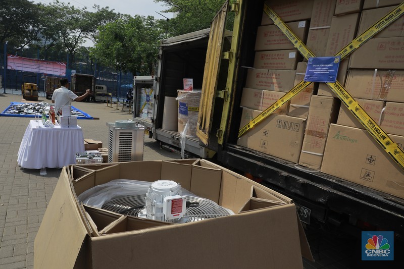 Satuan Tugas (Satgas) Pengawasan Barang Tertentu yang Diberlakukan Tata Niaga Impor memusnahkan barang impor ilegal senilai Rp20.225.000.000 di kawasan kementerian perdagangan, Jakarta, Senin, (19/8/2024). (վ/Muhammad Sabki)