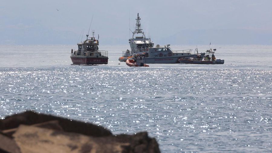 Pencarian korban tenggelamnya perahu layar di lepas pantai Porticello, dekat kota Palermo, Sisilia, Italia, Senin (19/8/2024). (REUTERS/Igor Petyx)