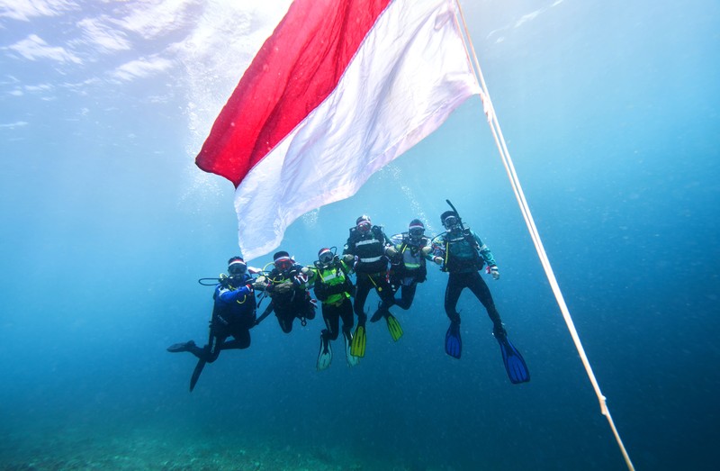 Peringati Kemerdekaan RI, Perusahaan Nikel Pulau Obi Bentangkan Bendera Merah Putih di Bawah Laut. (Dok. Harita Nickel)