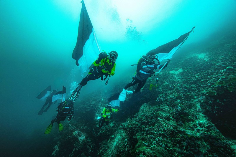 Peringati Kemerdekaan RI, Perusahaan Nikel Pulau Obi Bentangkan Bendera Merah Putih di Bawah Laut. (Dok. Harita Nickel)
