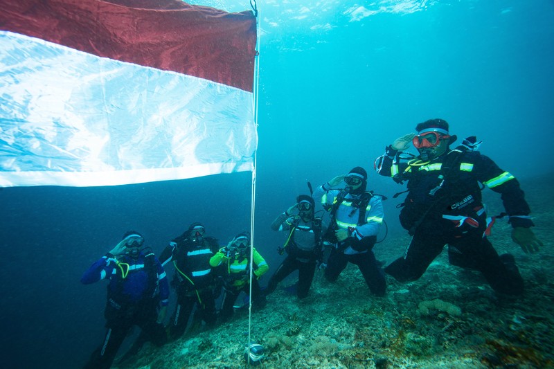 Peringati Kemerdekaan RI, Perusahaan Nikel Pulau Obi Bentangkan Bendera Merah Putih di Bawah Laut. (Dok. Harita Nickel)