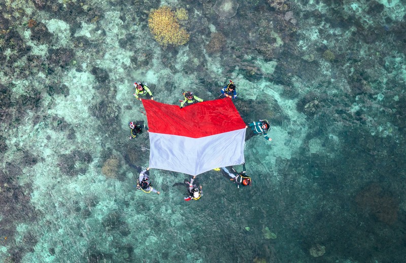 Peringati Kemerdekaan RI, Perusahaan Nikel Pulau Obi Bentangkan Bendera Merah Putih di Bawah Laut. (Dok. Harita Nickel)
