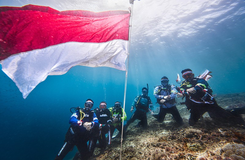 Peringati Kemerdekaan RI, Perusahaan Nikel Pulau Obi Bentangkan Bendera Merah Putih di Bawah Laut. (Dok. Harita Nickel)