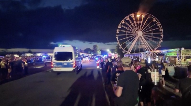 Petugas pemadam kebakaran berupaya memadamkan api di bianglala festival musik di Jerman pada Sabtu (17/8/2024), yang mengakibatkan sedikitnya lima orang terluka. Petugas pemadam kebakaran berupaya memadamkan api di bianglala festival musik di Jerman pada Sabtu (17/8/2024), yang mengakibatkan sedikitnya lima orang terluka. (Tangkapan Layar Video Reuters/Newss)